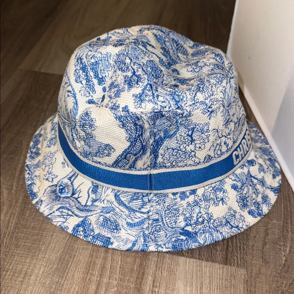 💙 💯 AUTH CHRISTIAN DIOR BLUE WHITE PRINT BUCKET HAT NWOT 💙 - Picture 2 of 10